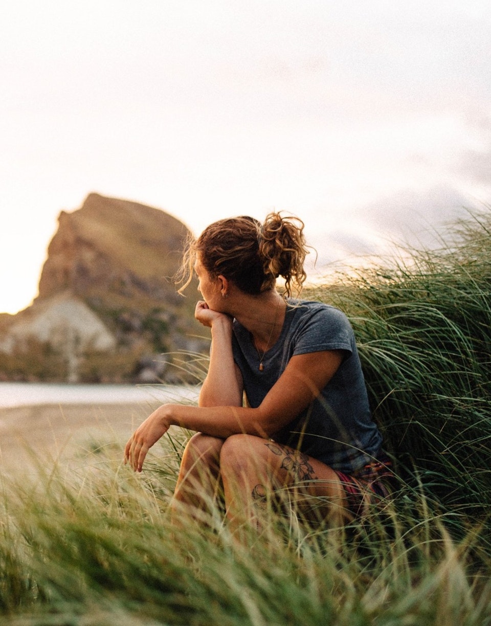 Mujer mirando el paisaje