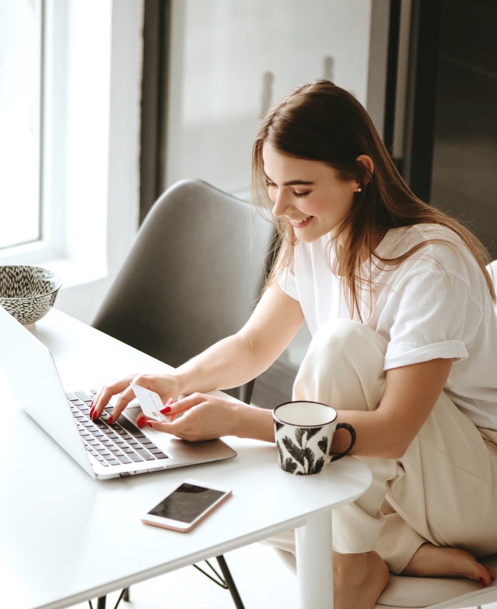 Mujer joven comprando por internet