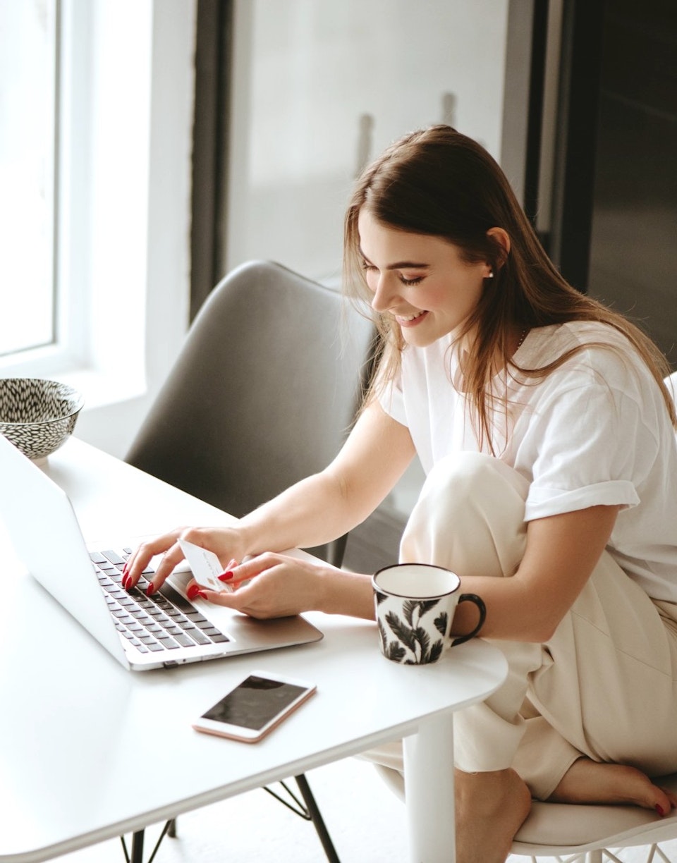 Mujer joven comprando por internet