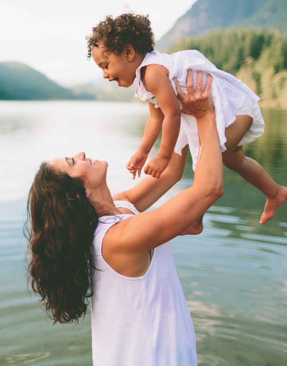 Madre con hijo en brazos