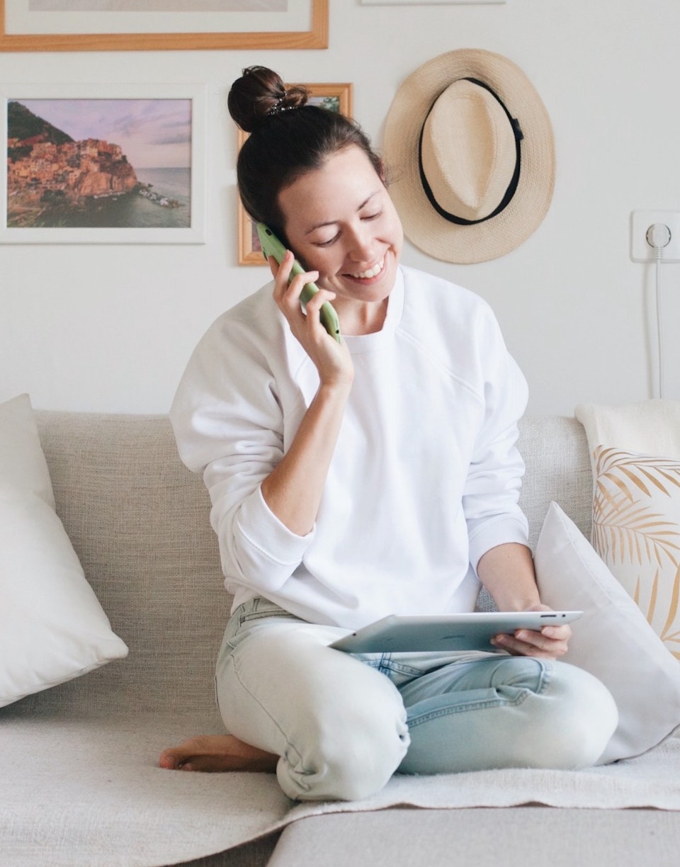 Chica hablando por teléfono