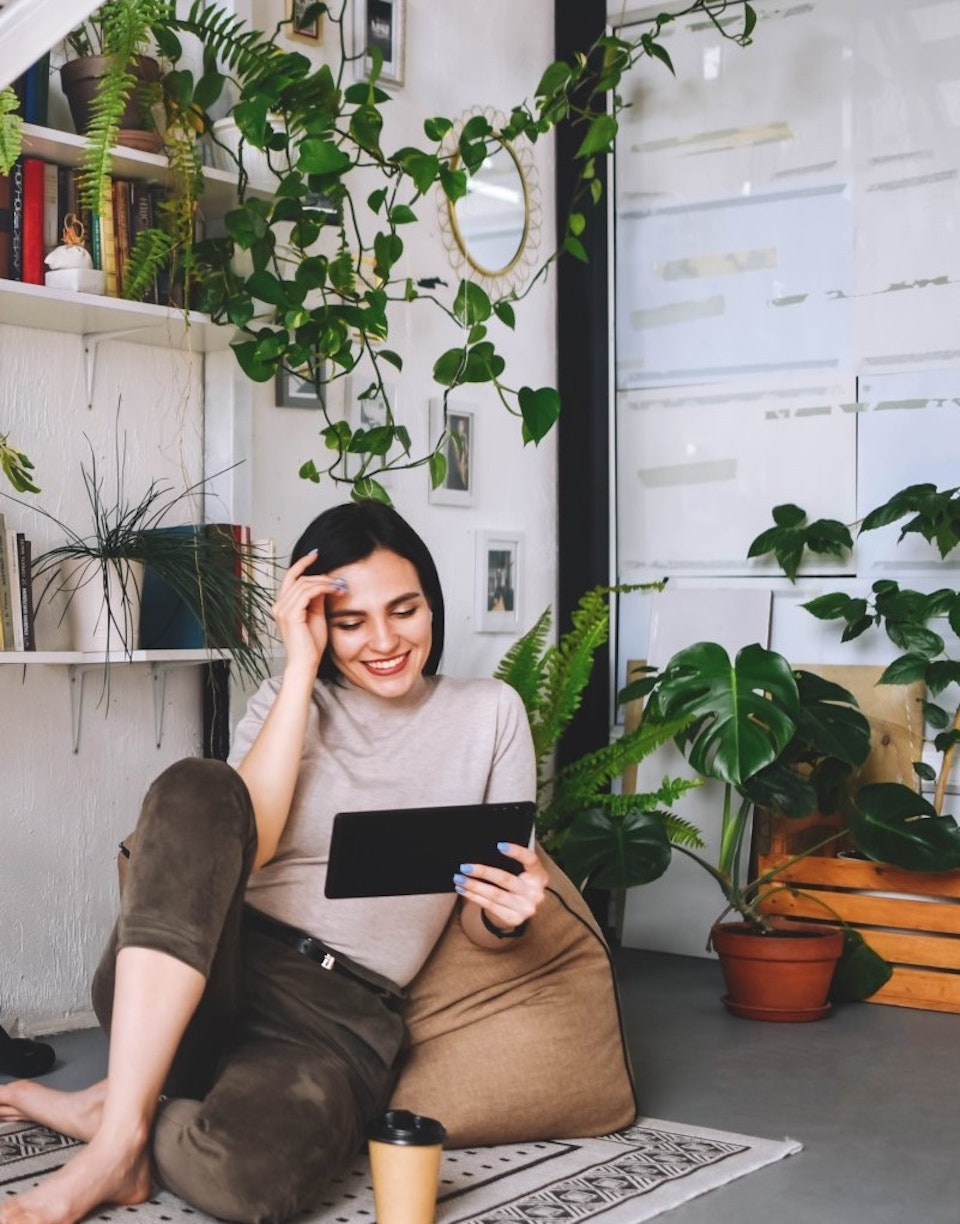 mujer hablando a través de su tablet