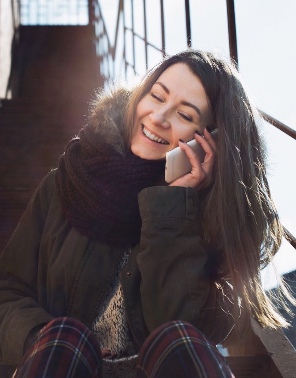 Chica hablando por teléfono