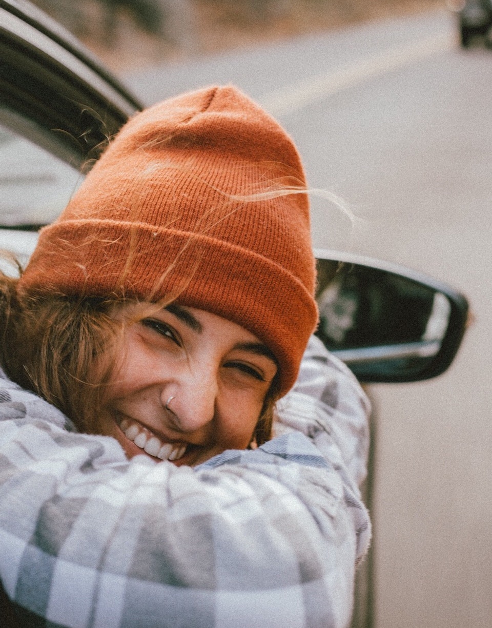 chica sonriendo dentro de un coche