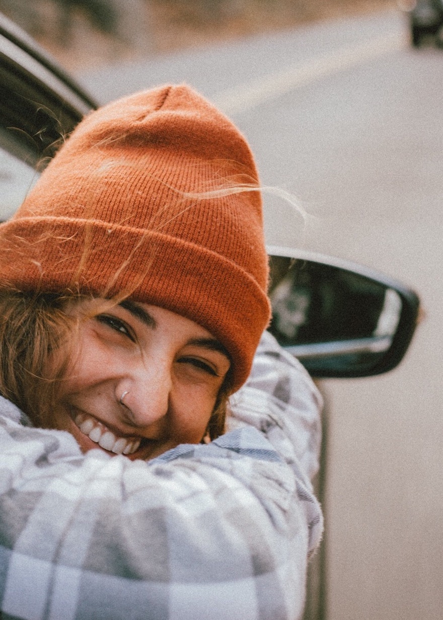 chica sonriendo dentro de un coche