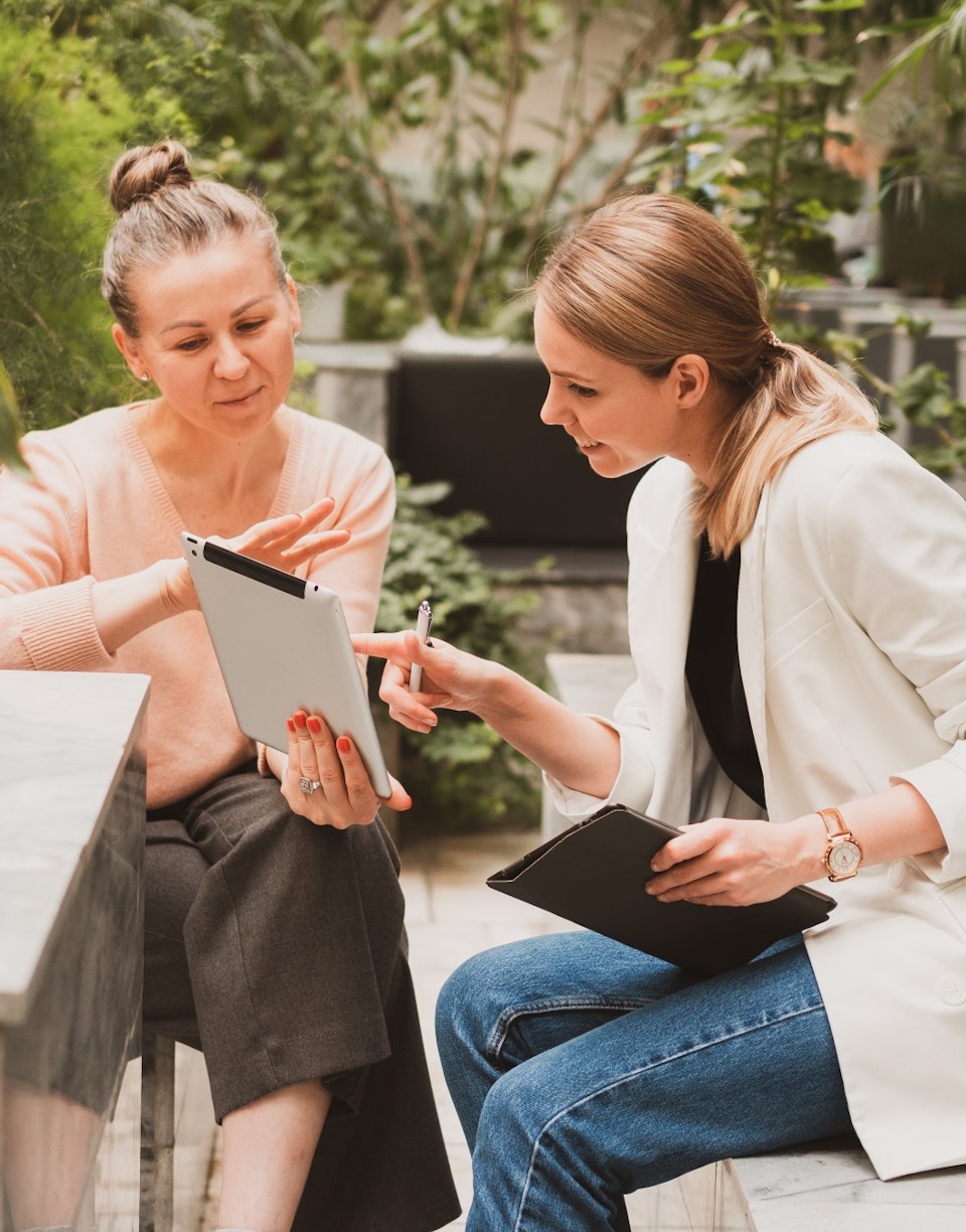 Dos mujeres hablando