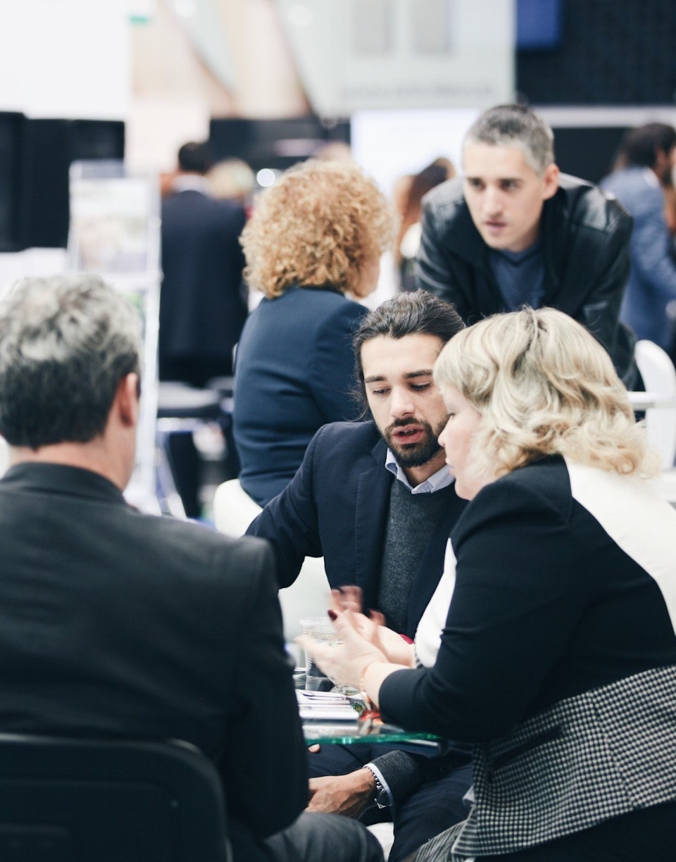 Personas hablando en una reunión