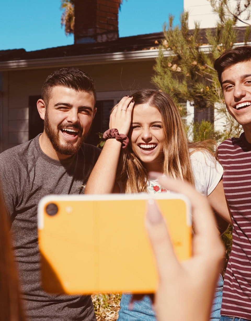 Personas sonriendo para una foto