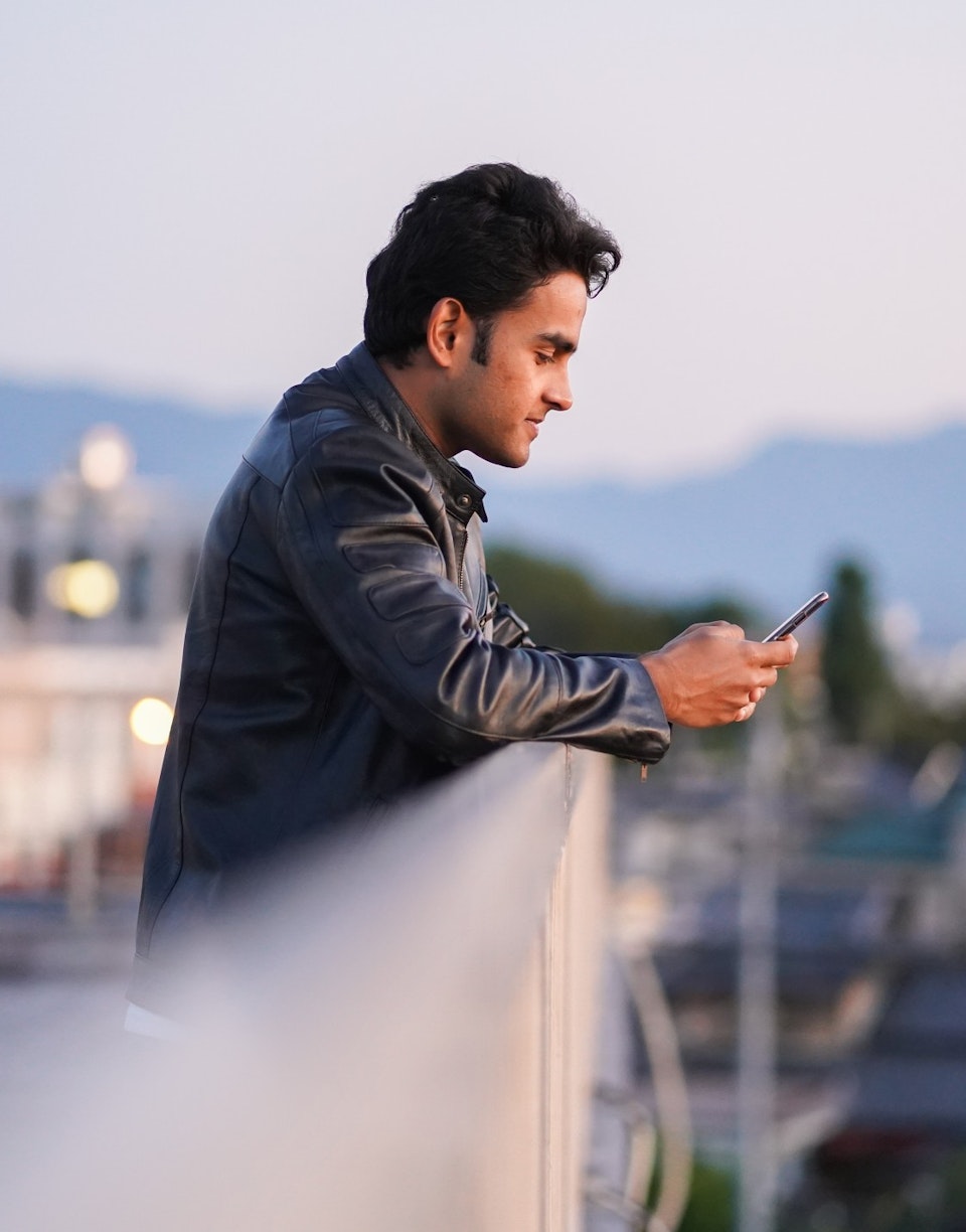 Hombre con móvil