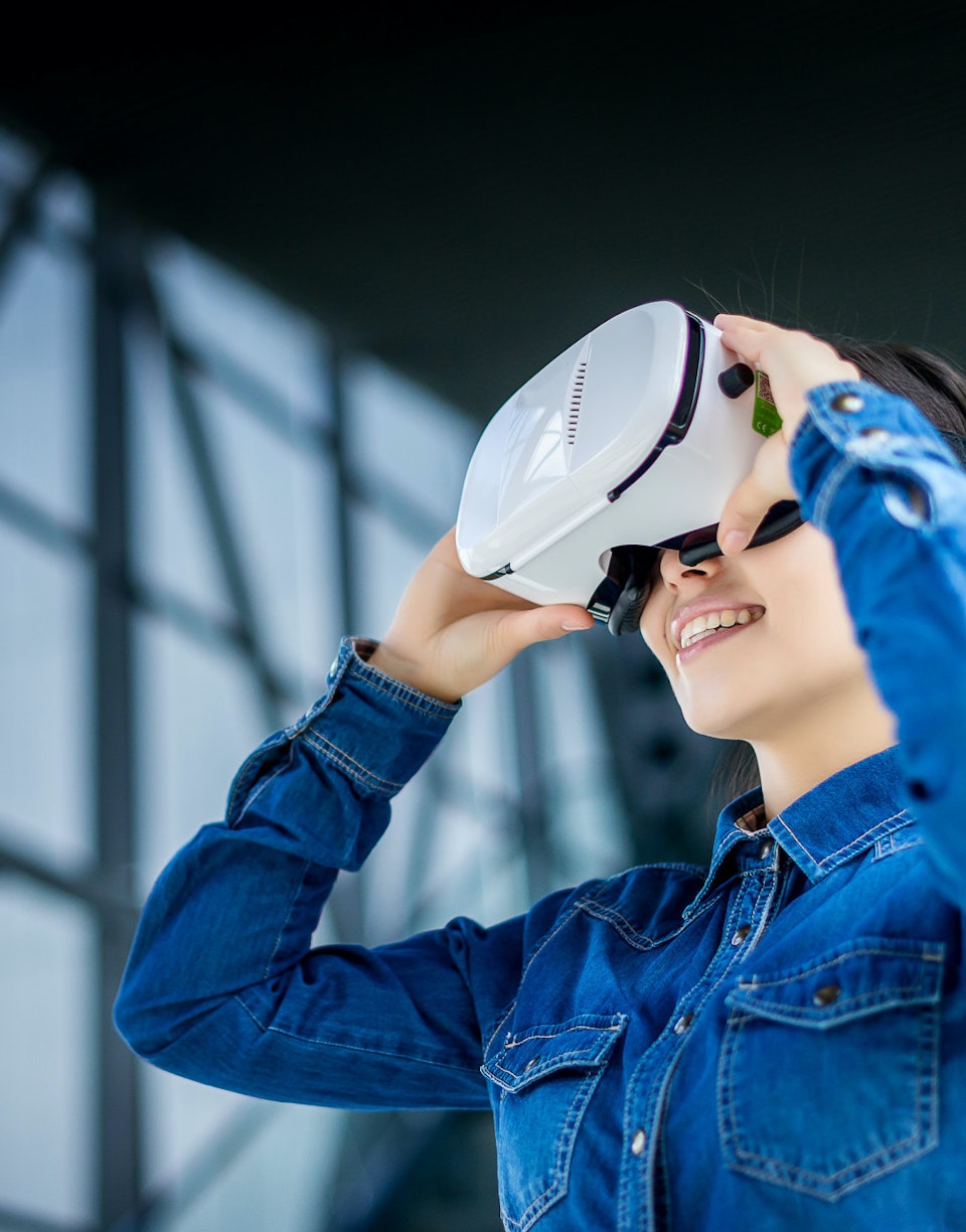 Chica con gafas de realidad aumentada