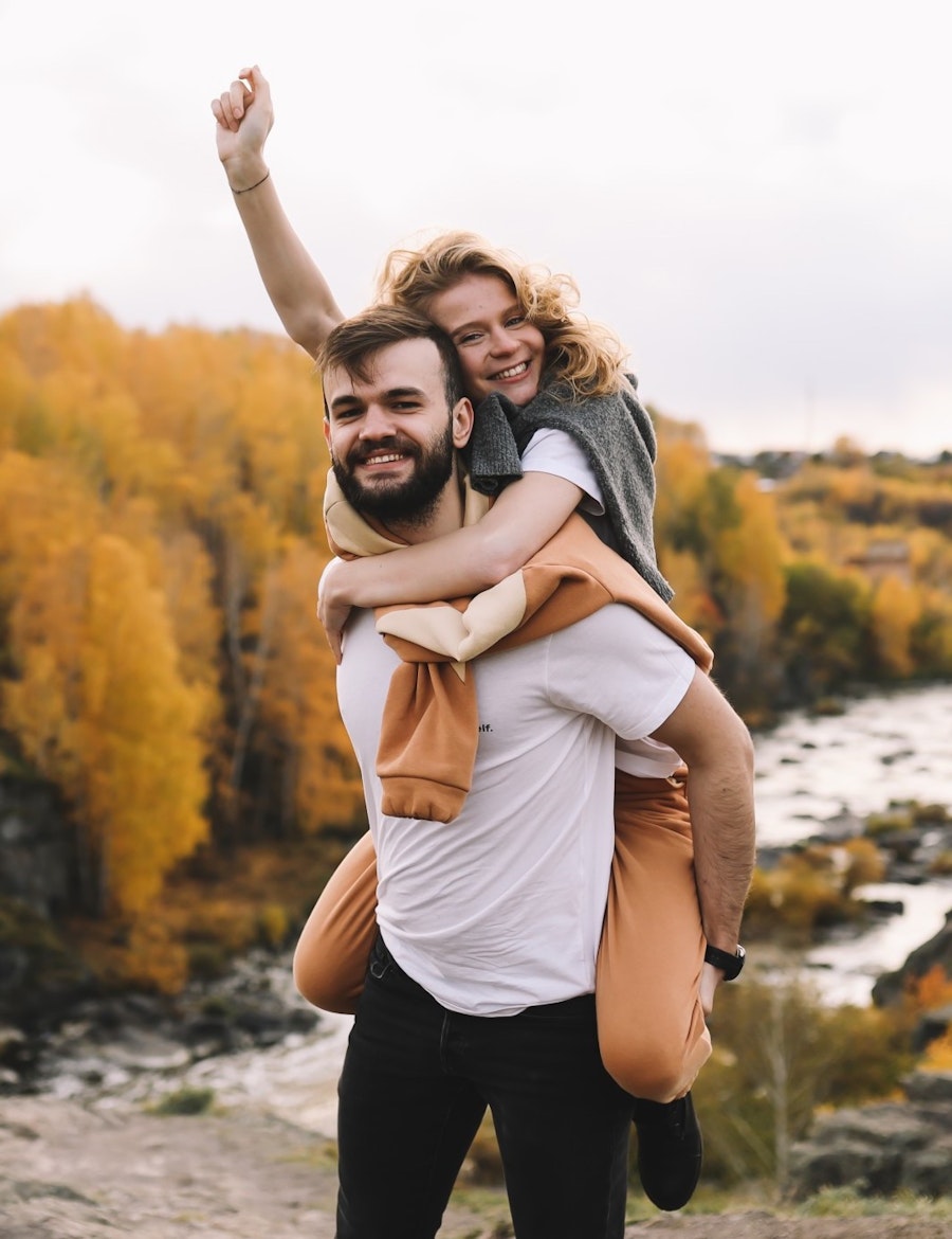 Dos personas en la naturaleza