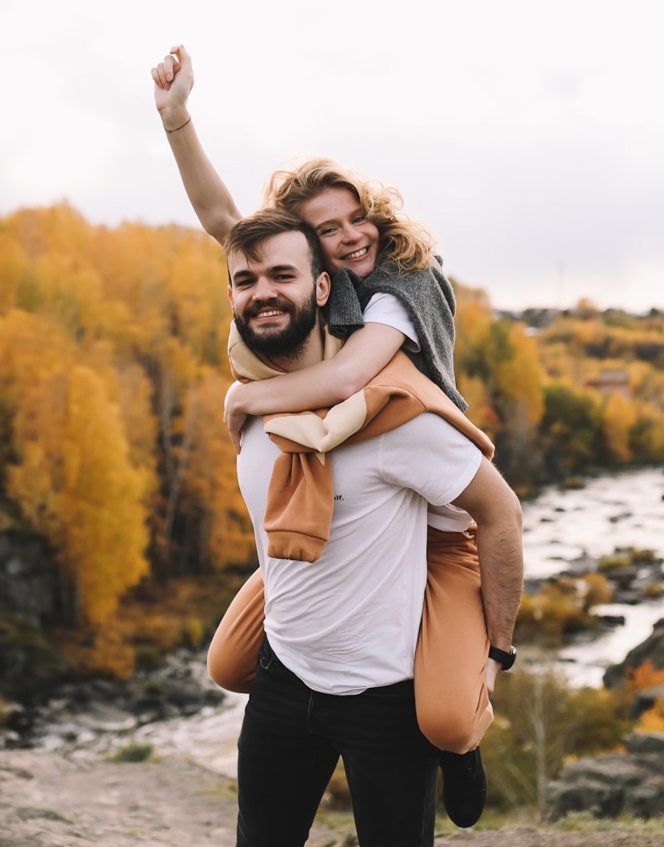 Dos personas en la naturaleza