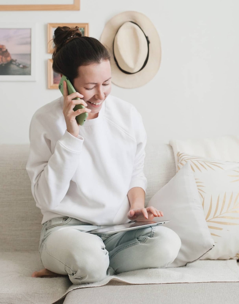 Mujer hablando por teléfono.