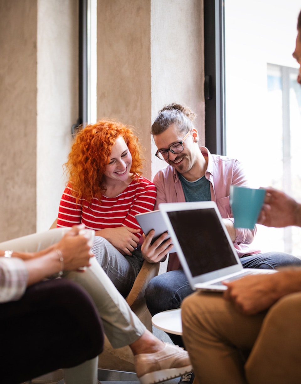 Mujer y hombre mirando una tablet
