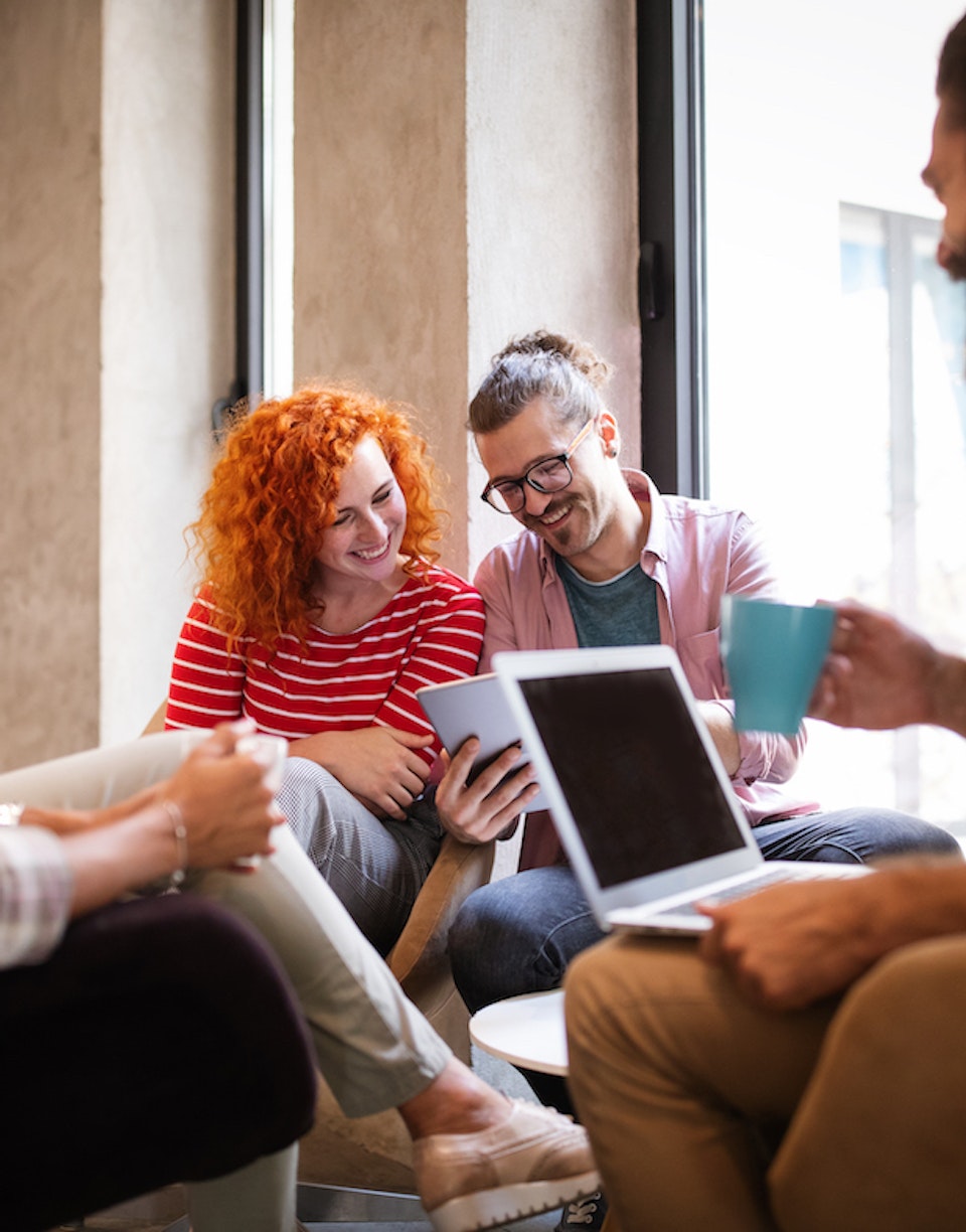 Mujer y hombre mirando una tablet