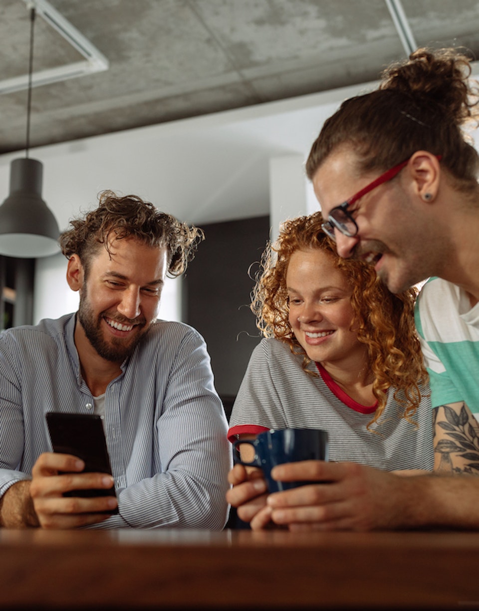 Grupo de personas mirando un smartphone