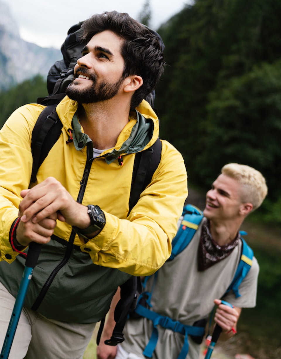 Personas sonriendo al pasear por la montaña