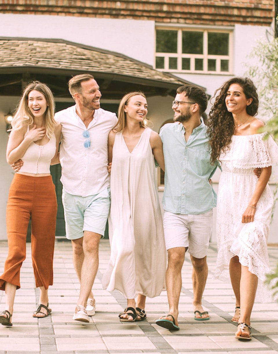 Personas caminando sonriendo