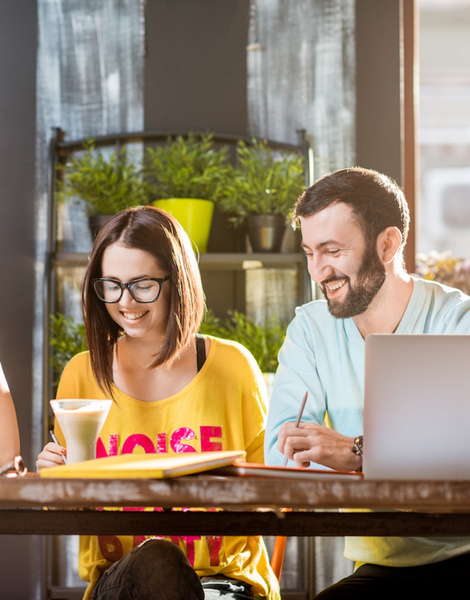 Personas trabajando con portátiles