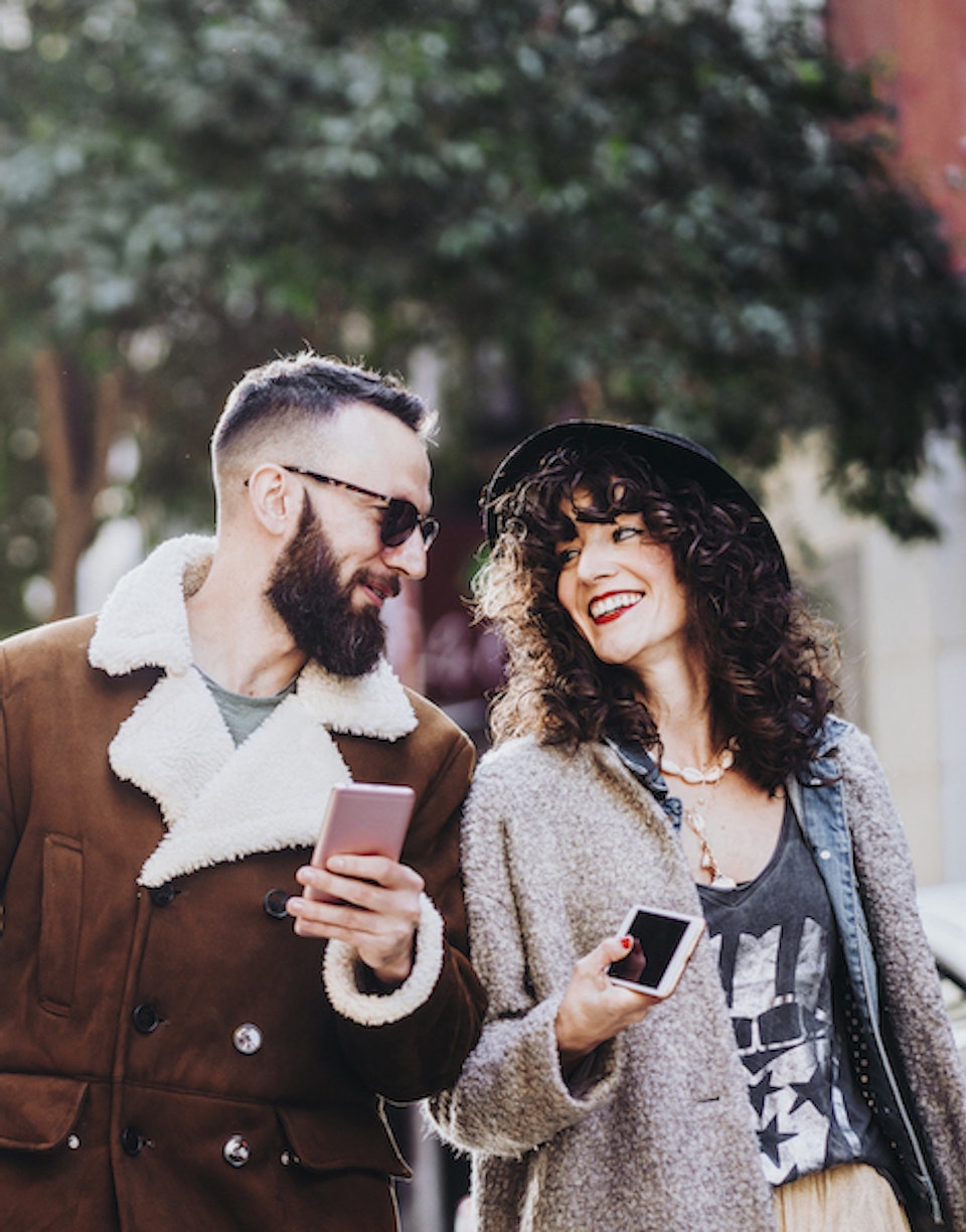 Grupo de personas caminando con smartphones