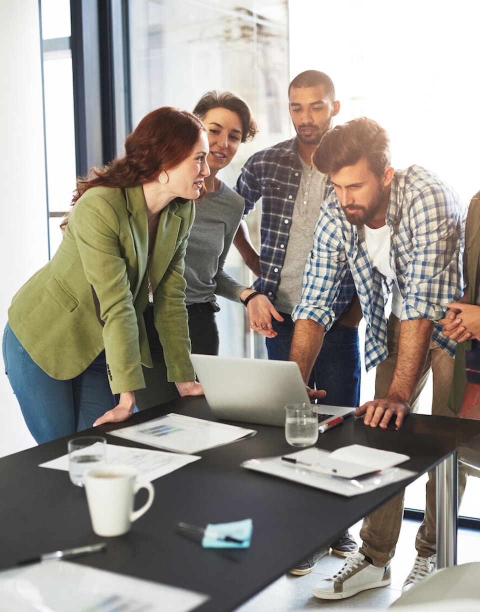 Personas trabajando en una estrategia frente a un ordenador portátil