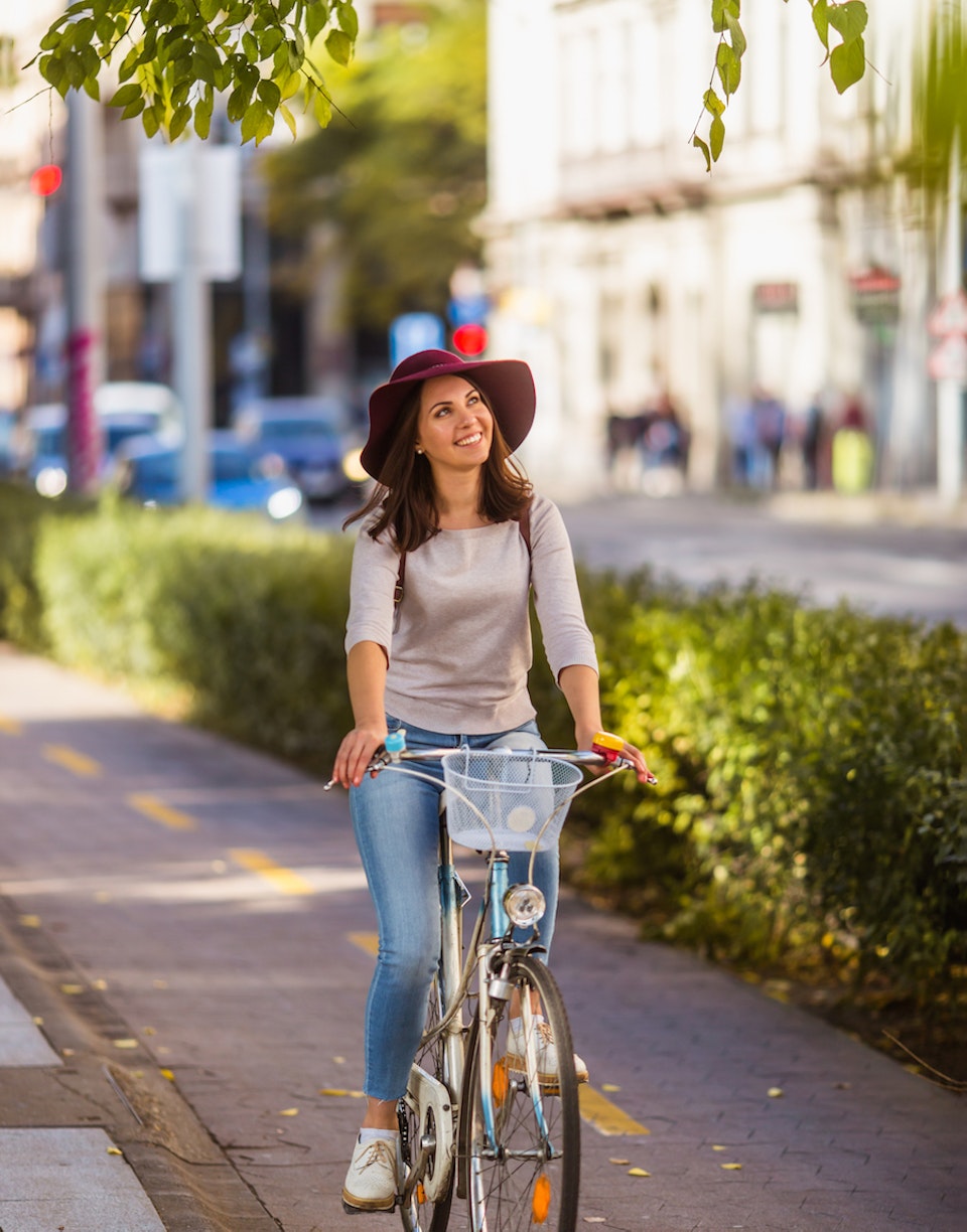 Mujer en bicicleta por la ciudad.