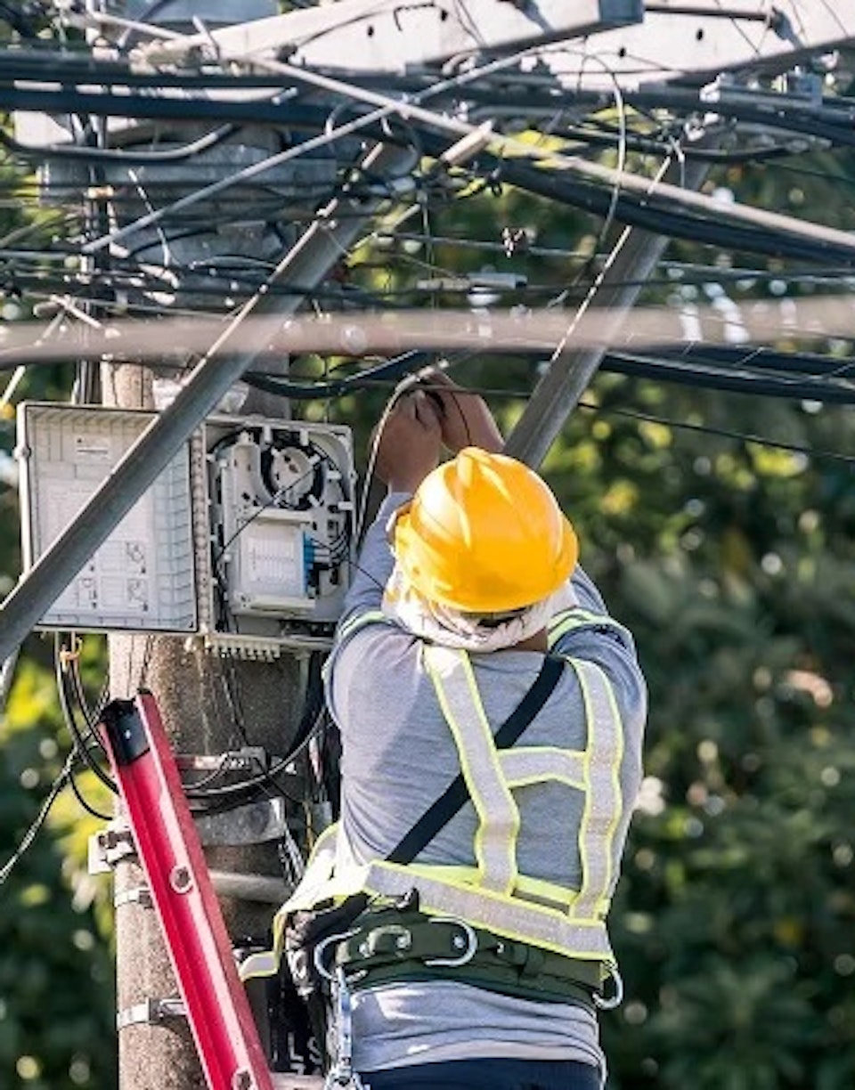 Persona realizando un despliegue de FTTH