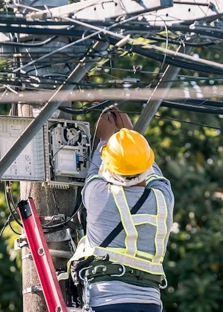 Persona realizando un despliegue de FTTH