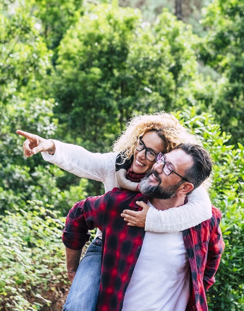 Dos personas señalan al horizonte rodeados de naturaleza