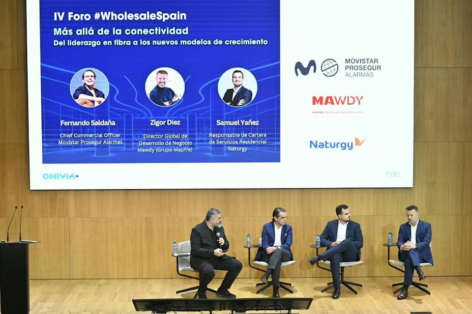 Joaquín Guerrero of Nae moderates the panel at the 4th #WholesaleSpain Forum with Fernando Saldaña (Movistar Prosegur Alarmas), Samuel Yañez (Naturgy), and Zigor Diez (Mawdy) at the Madnum auditorium in Madrid