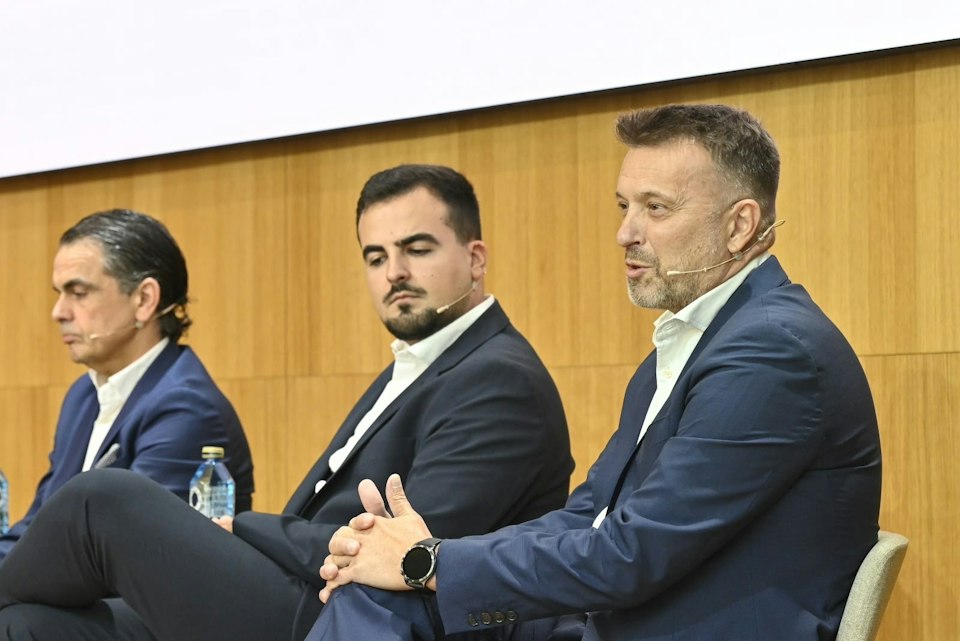 Fernando Saldaña, Samuel Yañez, and Zigor Diez during the discussion on bringing services together in the home at the 4th #WholesaleSpain Forum