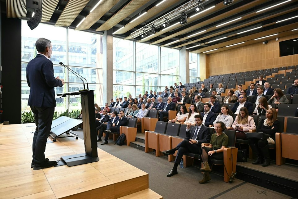 View from the stage of the Madnum auditorium, with a speaker at the lectern and the audience of the 4th #WholesaleSpain Forum